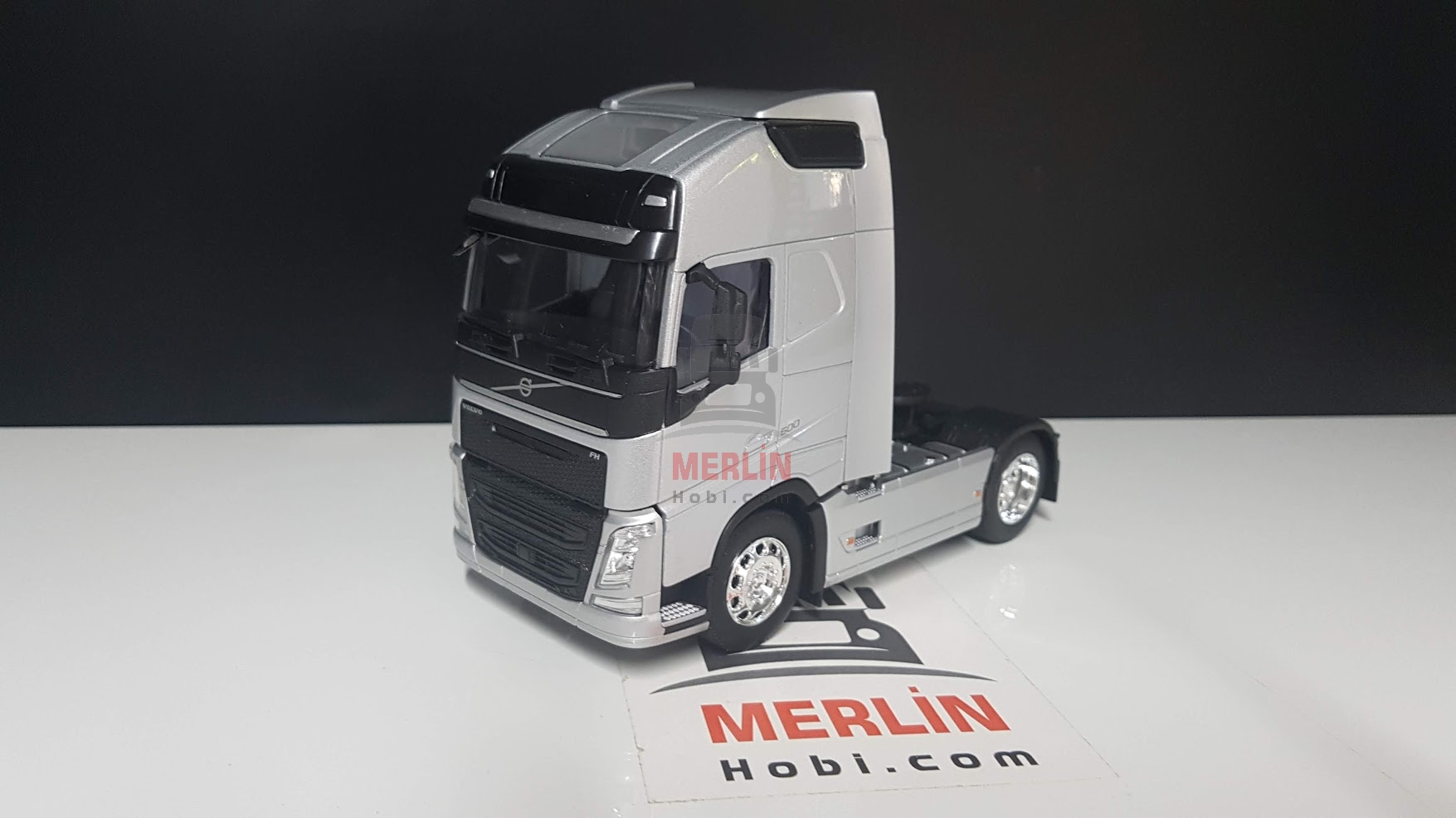 1/32 - VOLVO FH4 FH500 4x2  GRİ RENK Tır Çekici - welly