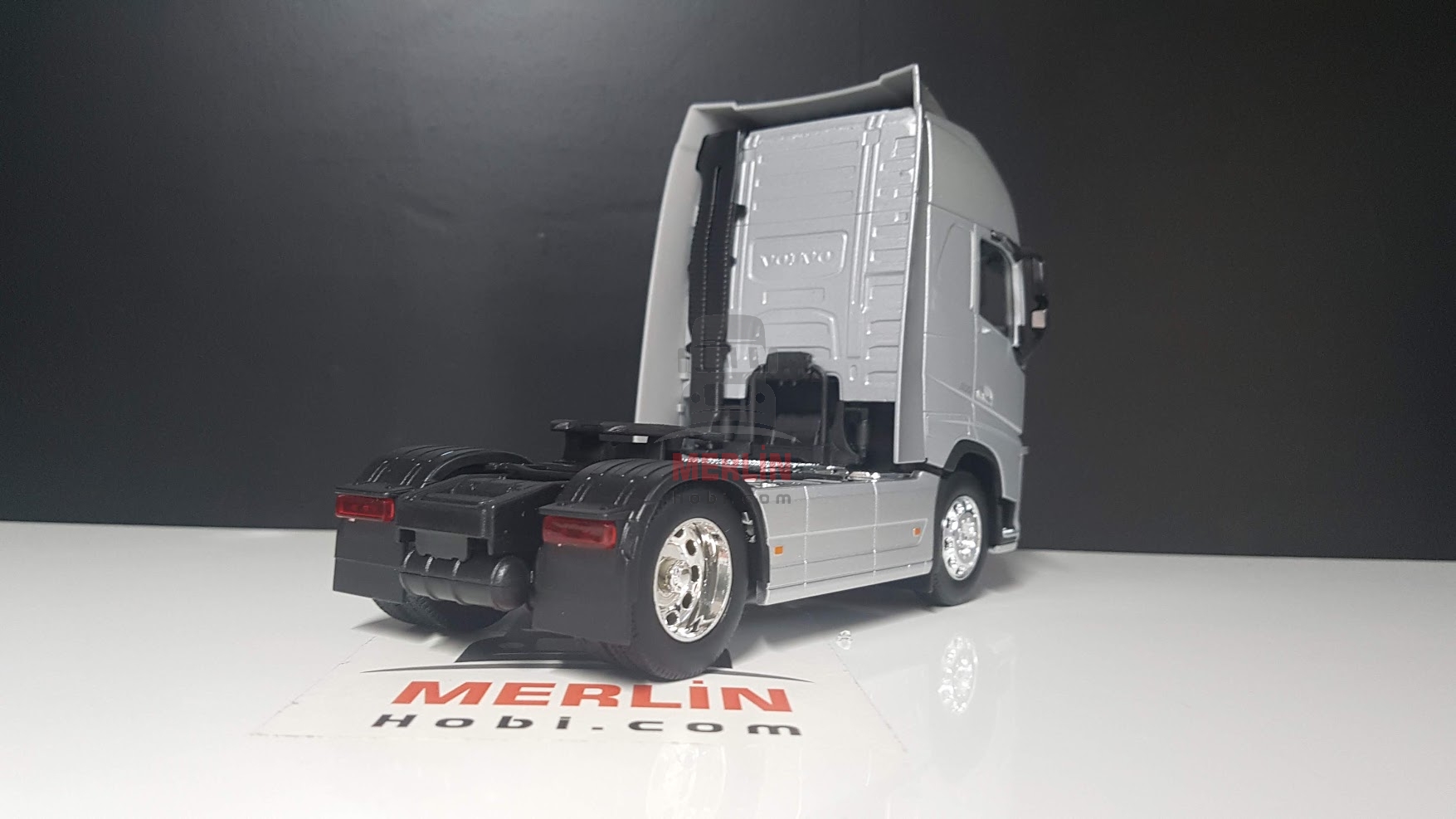 1/32 - VOLVO FH4 FH500 4x2  GRİ RENK Tır Çekici - welly