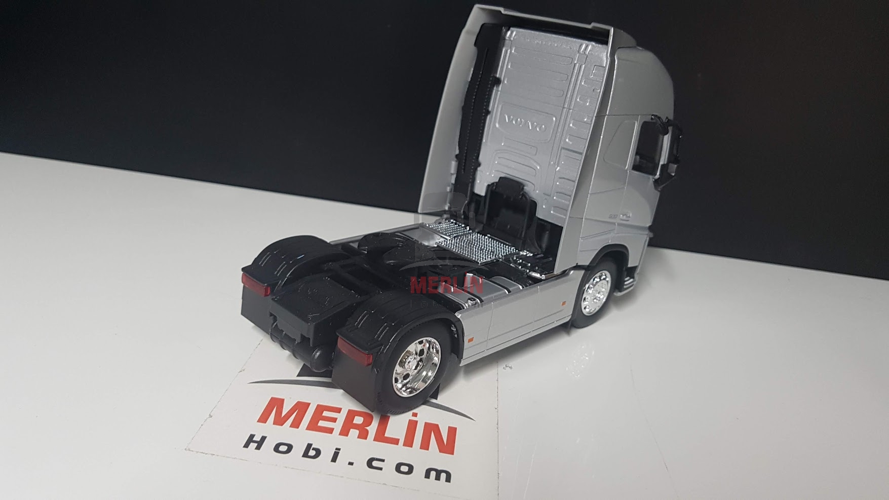 1/32 - VOLVO FH4 FH500 4x2  GRİ RENK Tır Çekici - welly