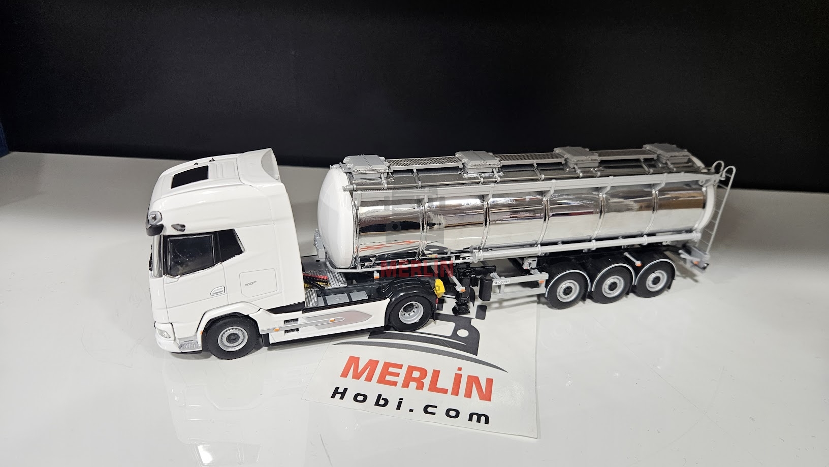 1/50 Daf XG+ 4X2 + Chrome Tanker Trailer -Hobur