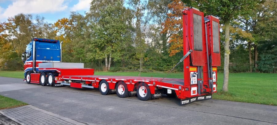 1/50 PWT; VOLVO FH5 GLOBETROTTER 6X2 TAG AXLE SEMI LOWLOADER WITH RAMPS - 3 AXLE - Lowbed